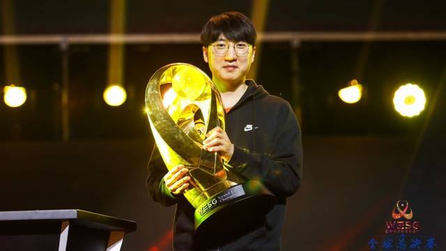 她不仅关注 她不仅关注