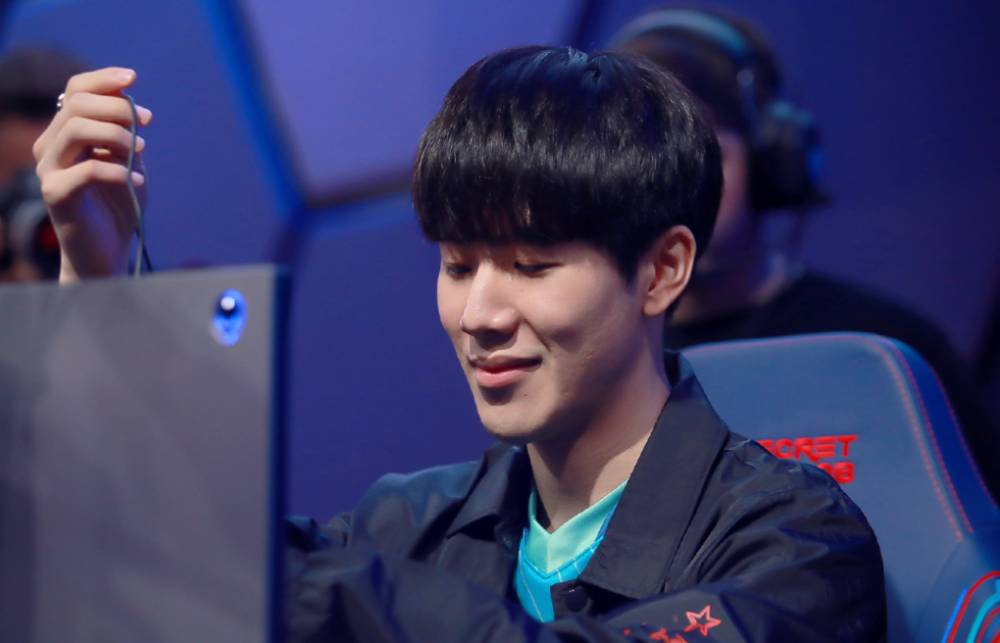 烈的背景下 烈的背景下